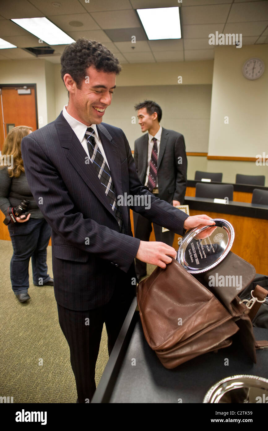 Un orgoglioso studente guarda al suo premio dalla corte controverso della scuola di legge dell'Università della California. Foto Stock
