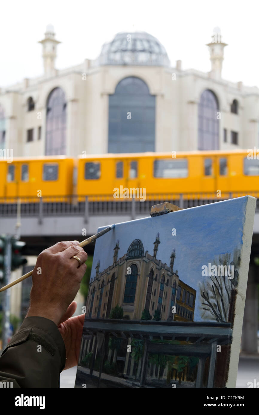 Un uomo adulto dipingere un quadro di un edificio di Oranienstrasse Berlin Foto Stock