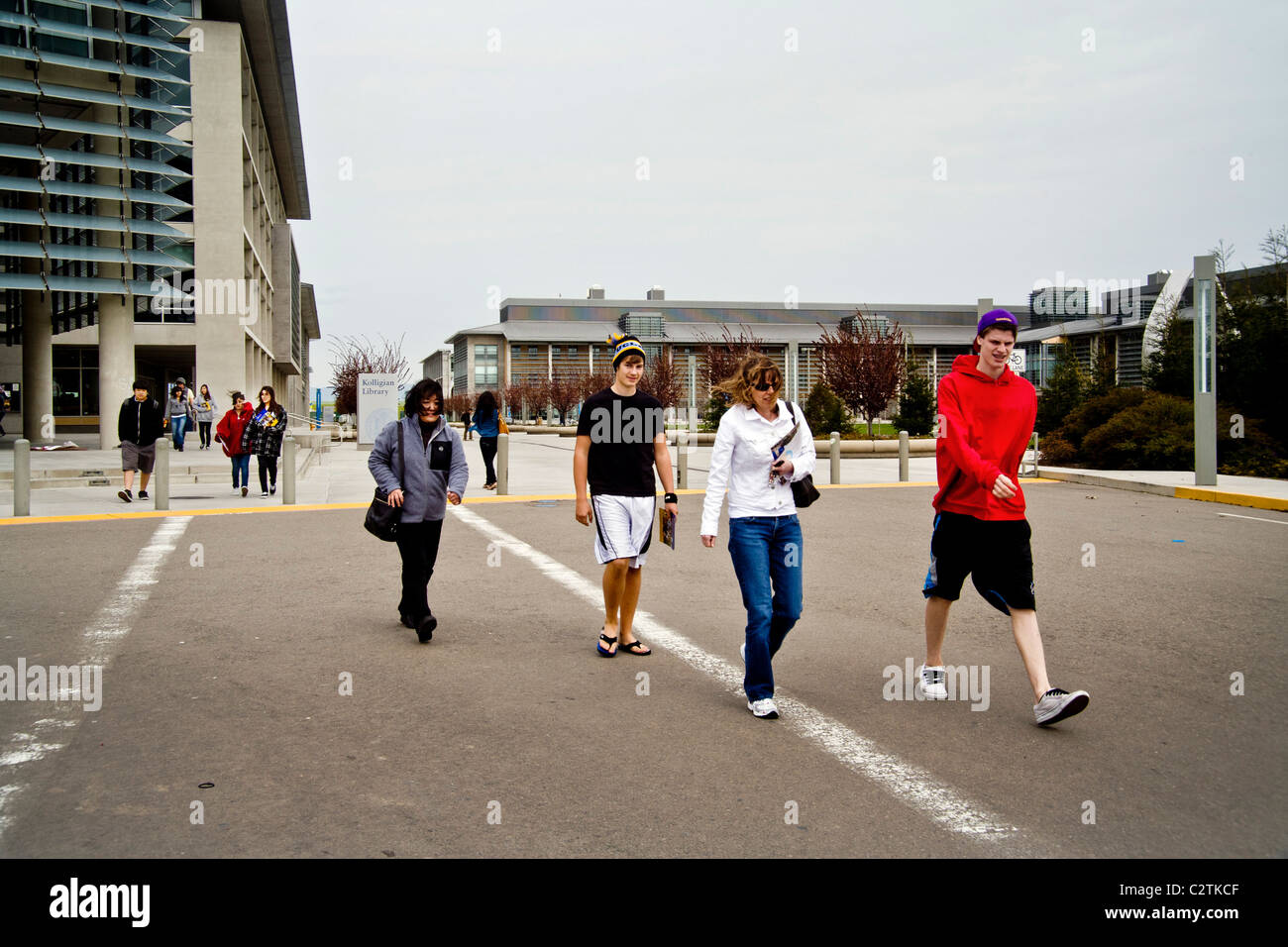 Gli studenti passeggiare al di fuori del leone e Dottie Kolligian biblioteca presso la University of California, Merced. Foto Stock