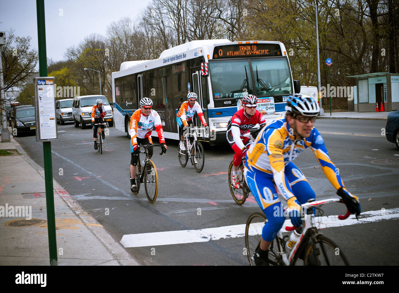 Gli appassionati del ciclista viaggia attraverso Grand Army Plaza Park Slope quartiere di Brooklyn a New York Foto Stock