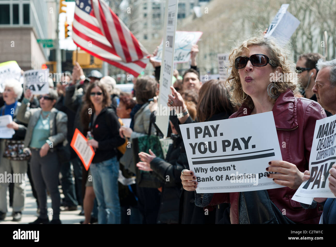 I manifestanti da Moveon.org e ad altri gruppi di protesta di fronte la Bank of America sede a New York Foto Stock
