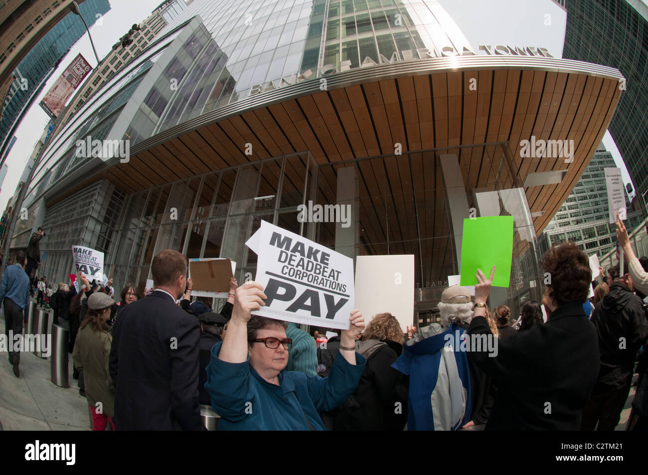 I manifestanti da Moveon.org e ad altri gruppi di protesta di fronte la Bank of America sede a New York Foto Stock