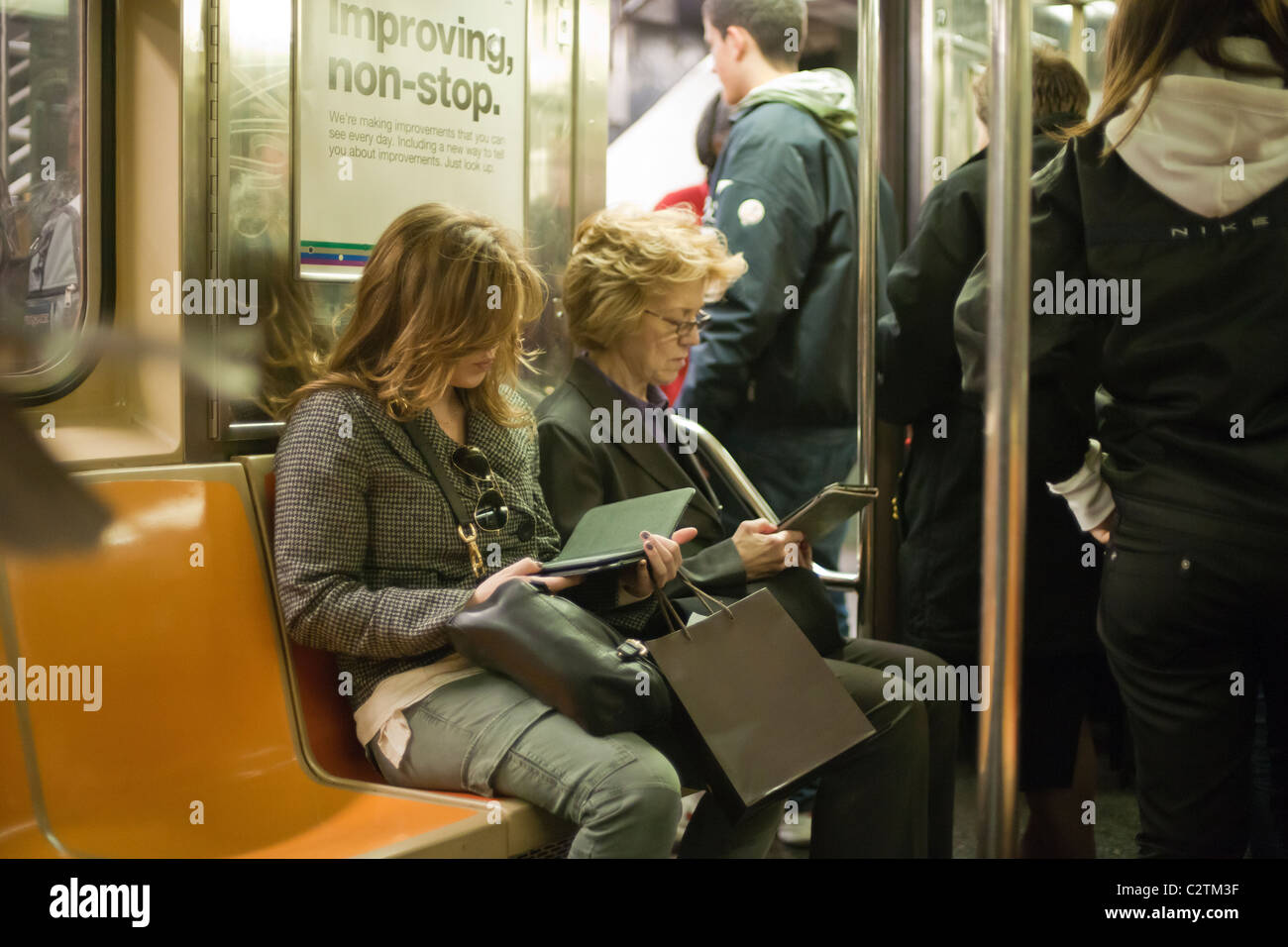 I lettori con il loro Amazon Kindle lettori di libri elettronici nella  metropolitana di New York Foto stock - Alamy