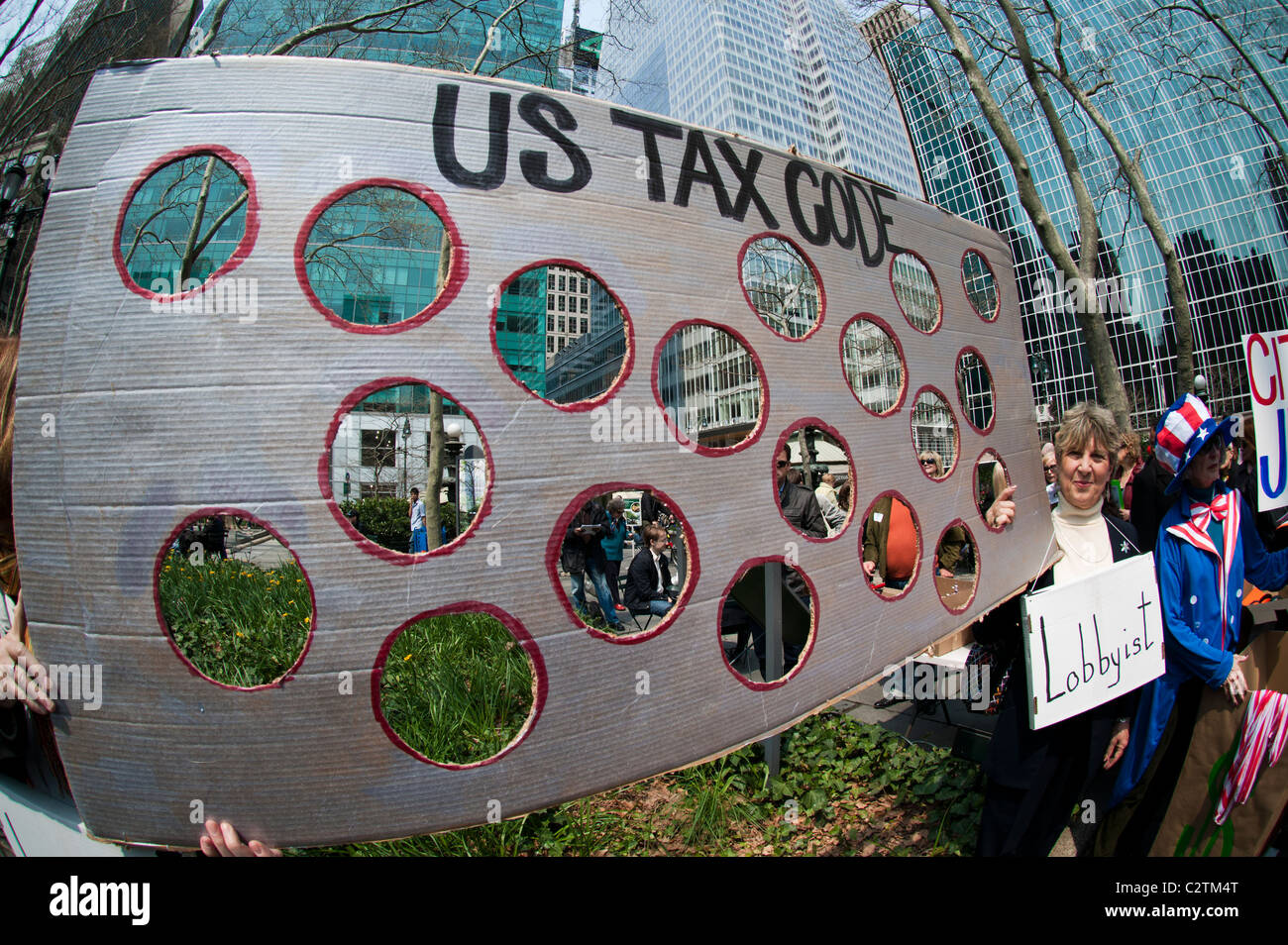 I manifestanti da Moveon.org e altri gruppi di tenere un processo farsa per le corporazioni, in New York di fronte alla Bank of America Foto Stock
