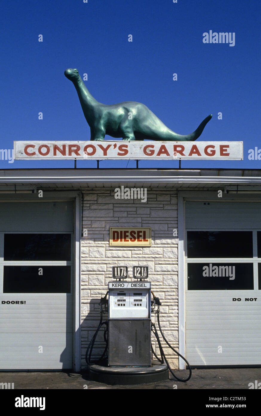 Conroy il Garage - Scarborough, Maine. Sinclair logo olio 'Dino" si siede sulla parte superiore. Foto Stock