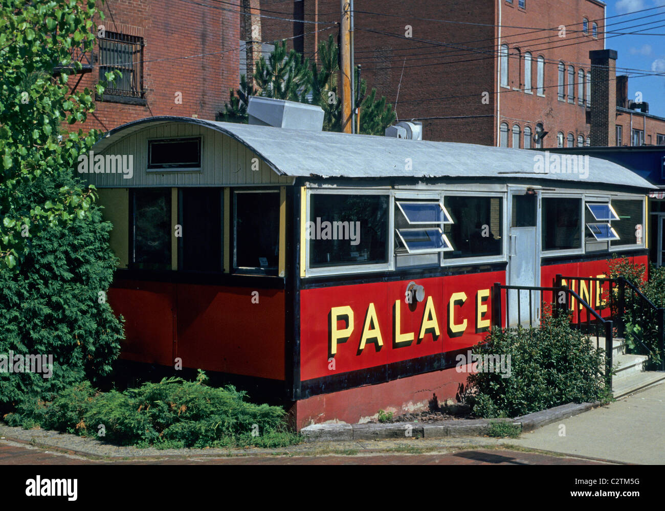 Il Palazzo Diner situato in Biddeford, Maine. 1926 Pollard Diner. Rosso smalto porcellanato esterno "Signori invitati.". Foto Stock