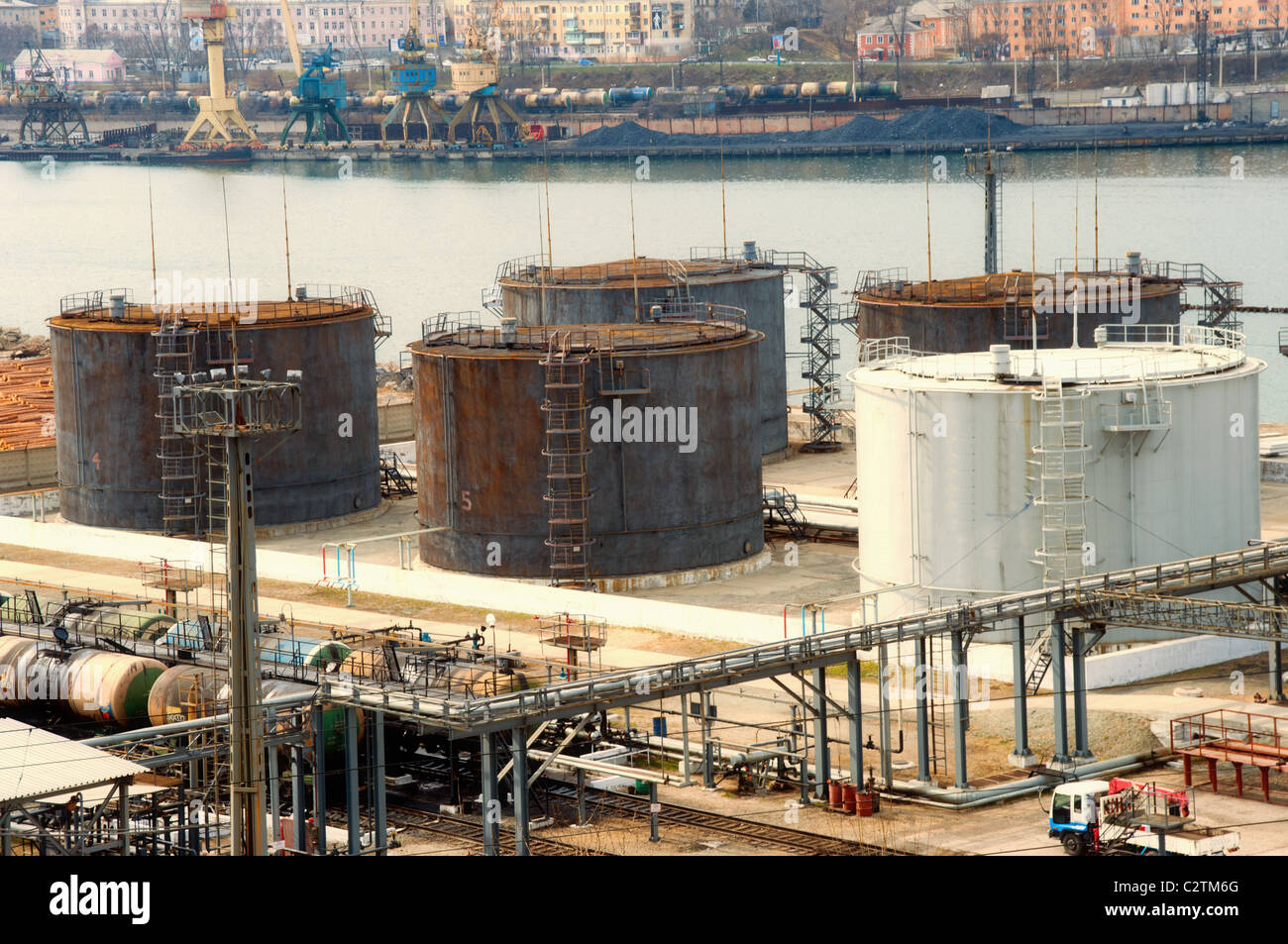 Olio combustibile serbatoi del terminale nel porto sul mare Foto Stock