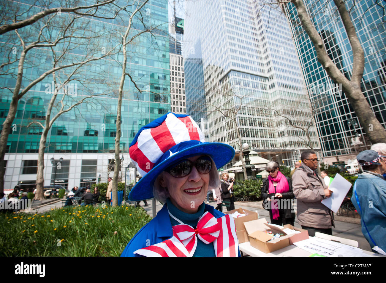 I manifestanti da Moveon.org e altri gruppi di tenere un processo farsa per le corporazioni, in New York di fronte alla Bank of America Foto Stock