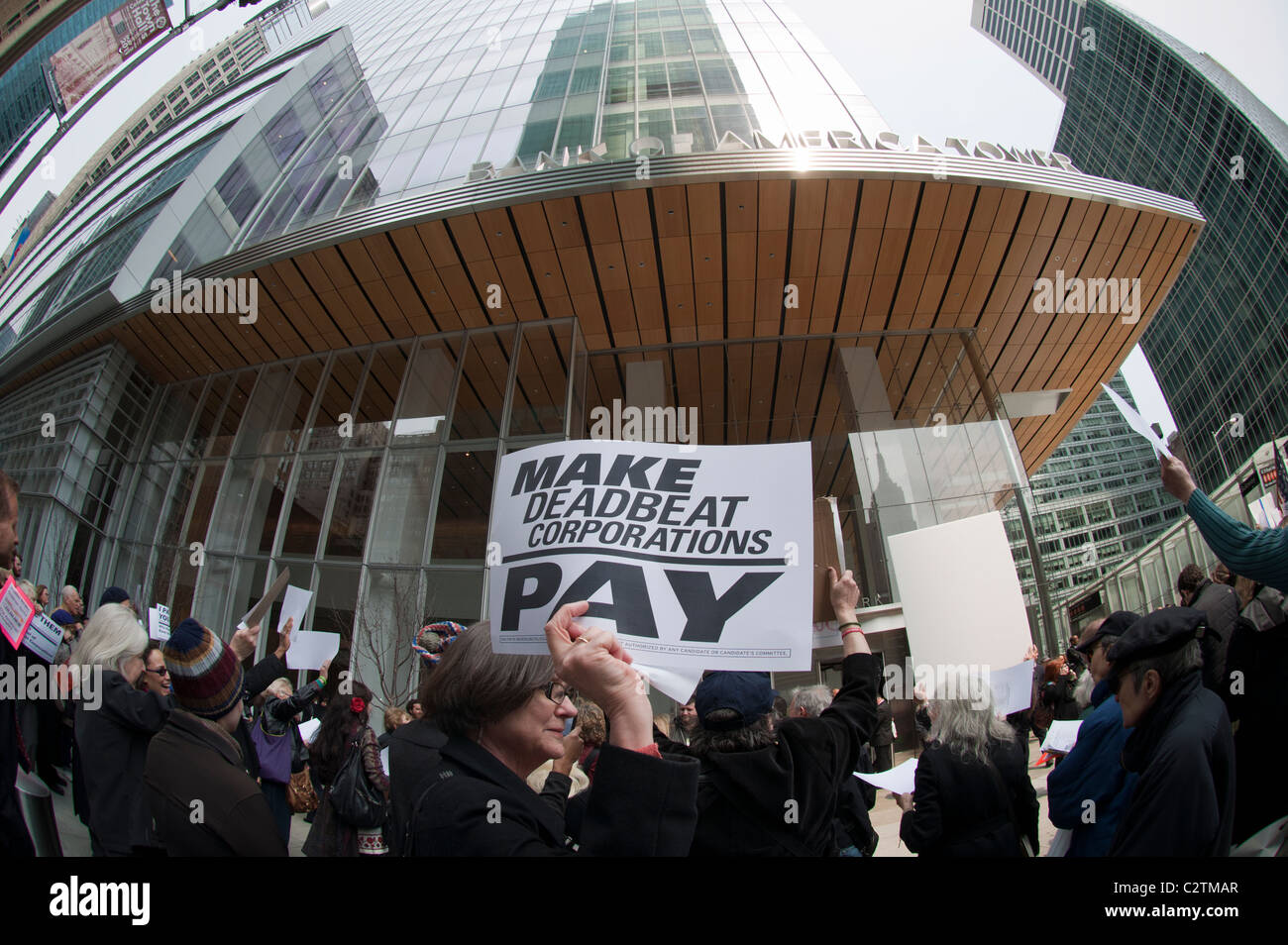 I manifestanti da Moveon.org e ad altri gruppi di protesta di fronte la Bank of America sede a New York Foto Stock