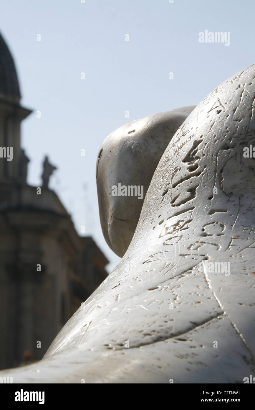 Testa leone statua con graffiti carving in piazza del Popolo a Roma Italia Foto Stock