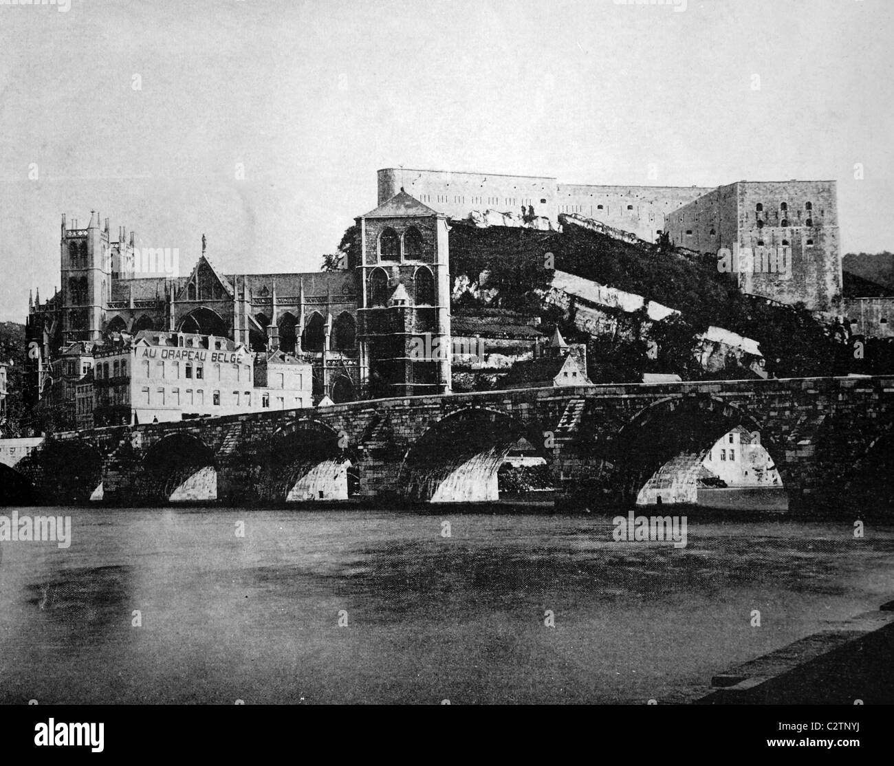 Autotype precoce del castello e la chiesa di Huy, la Vallonia, Belgio, fotografia storica, 1884 Foto Stock