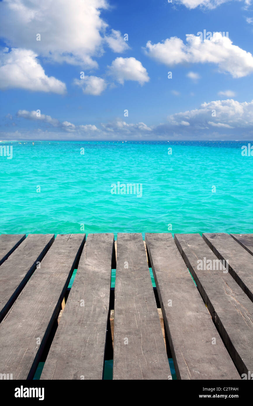 Caraibi molo di legno con il turchese mare aqua blue sky Riviera Maya Foto Stock