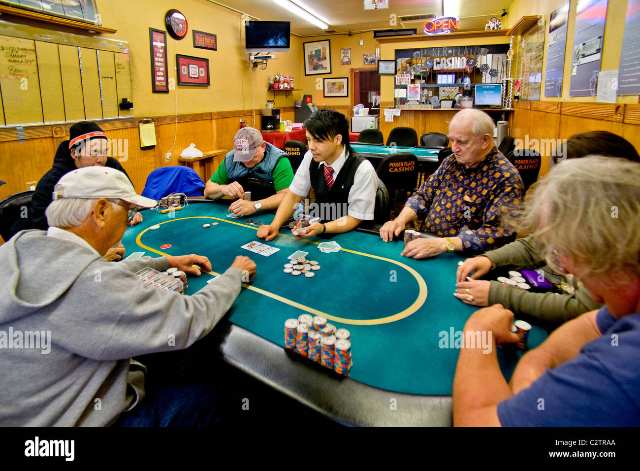 I giocatori di diverse fasce di età e gare di giocare a Texas Hold'em poker presso un negozio di fronte casino di Merced, CA. Foto Stock