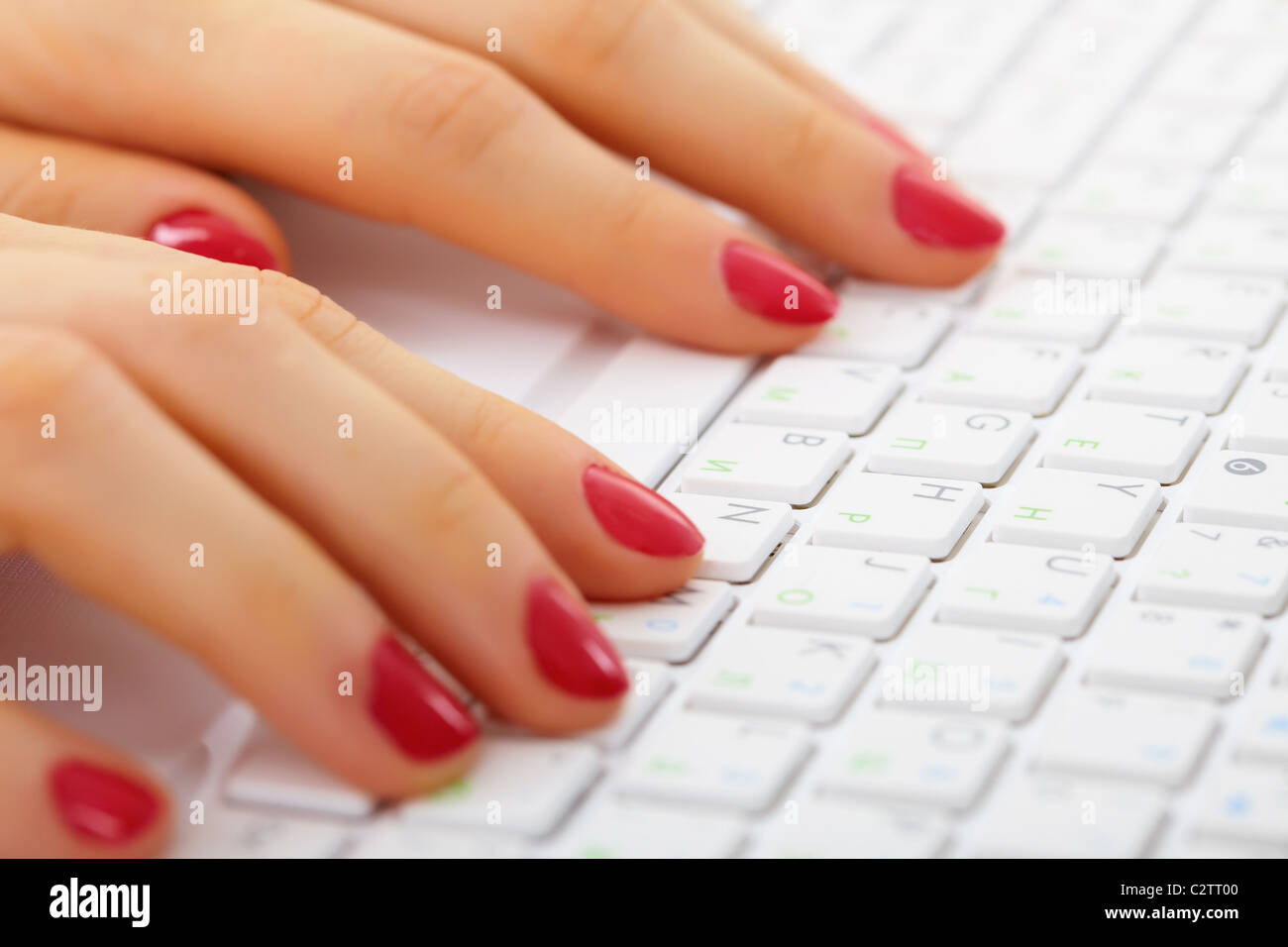 Le mani delle donne sulla tastiera di un computer da vicino - digitazione Foto Stock