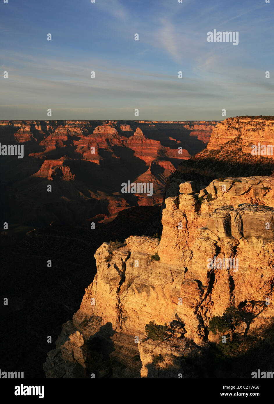 L'immagine verticale dal bordo Sud del Grand Canyon con solo un paio di formazioni illuminato dalla luce della sera Foto Stock