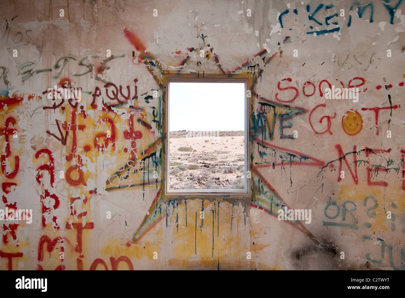 Finestra in un edificio abbandonato con graffiti Fuerteventura isole Canarie Foto Stock