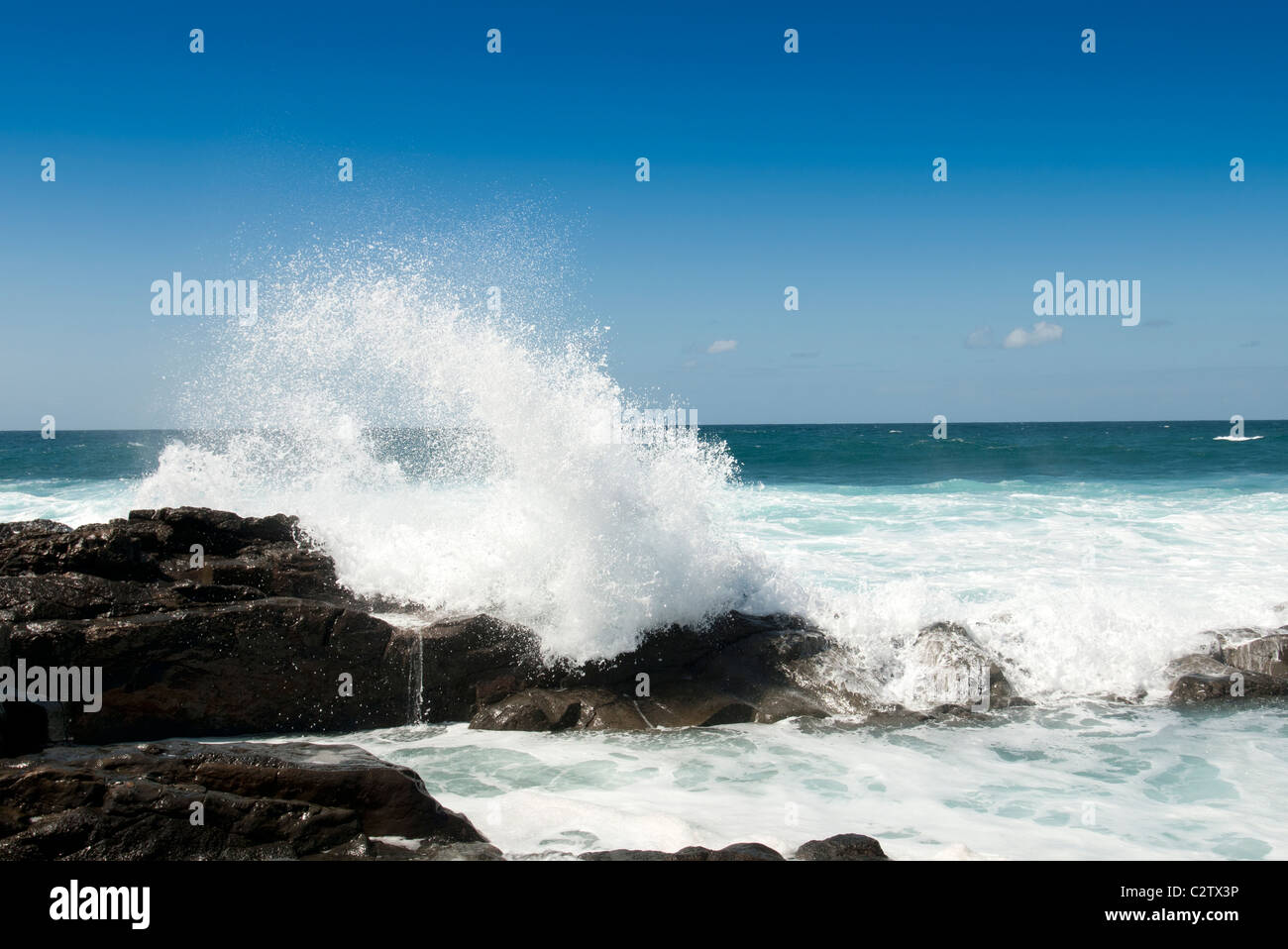 Onde che si infrangono rocce fuerteventura Sea coast spray Foto Stock