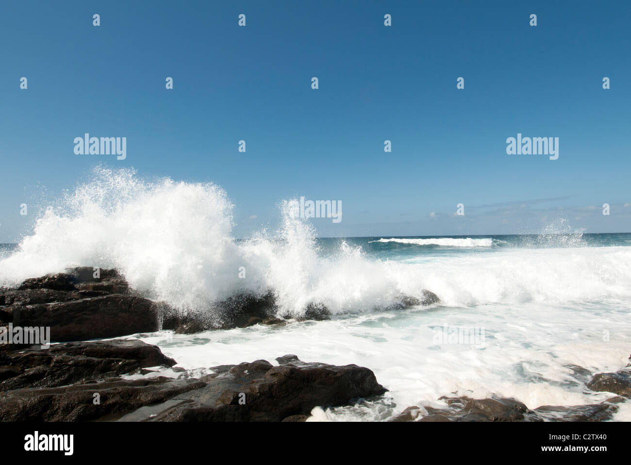Onde che si infrangono sulle rocce Fuerteventura isole Canarie Foto Stock