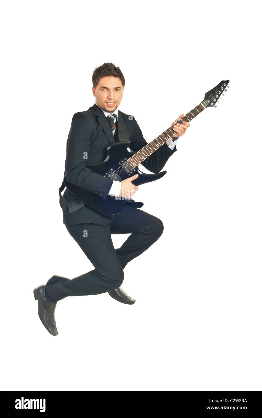 Giovane uomo d affari di salto e suonare la chitarra isolato su sfondo bianco Foto Stock