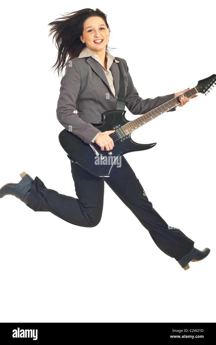 Excited donna executive jumping con la chitarra isolato su sfondo bianco Foto Stock