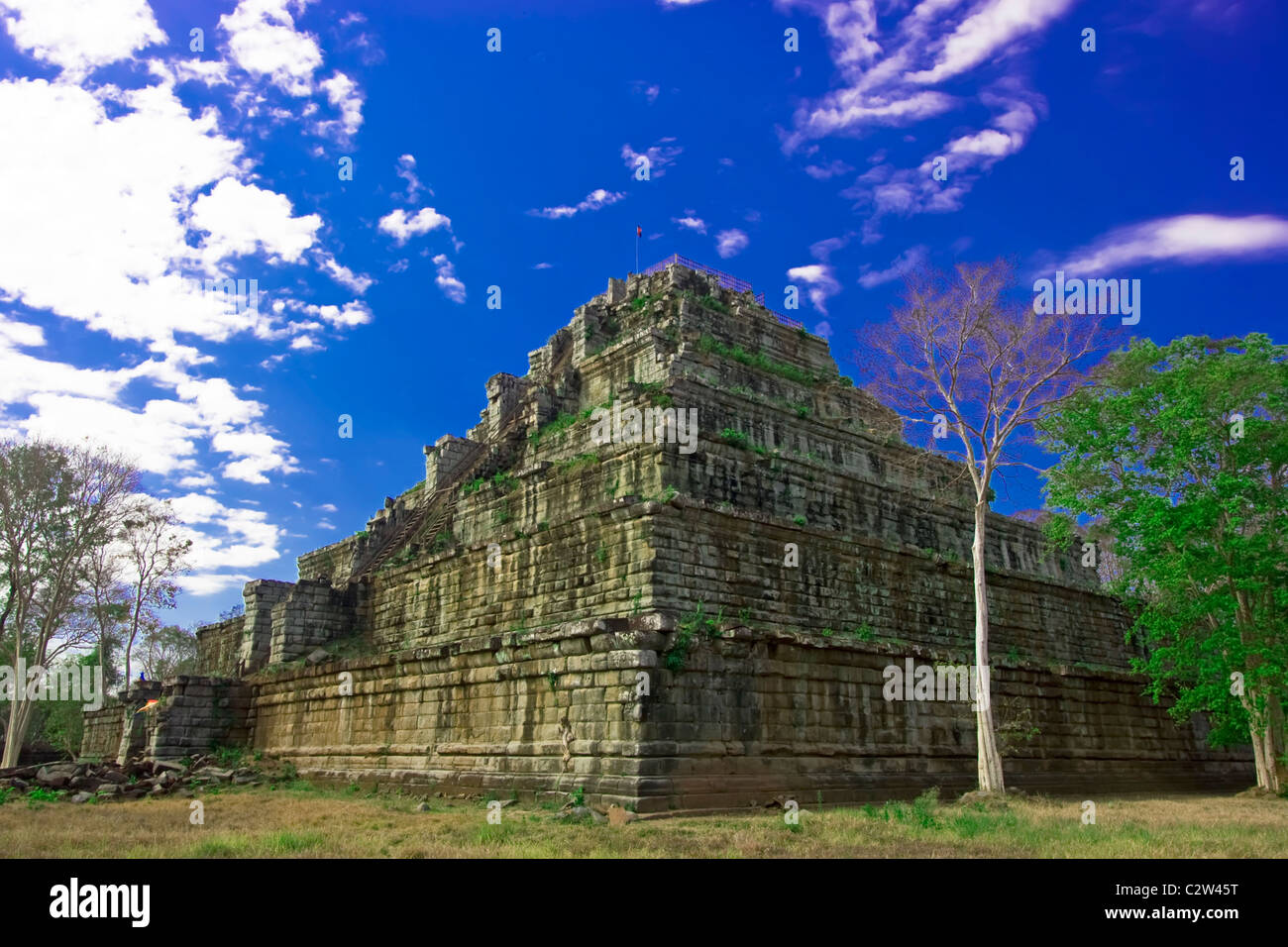 La Piramide, Prasat Thom tempio a Koh Ker Cambogia. Sei livelli, 36 m alta. Foto Stock