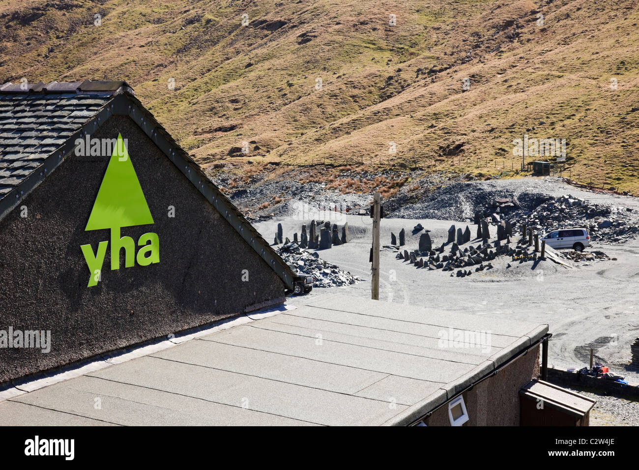 YHA segno su Ostello della Gioventù dalla miniera di ardesia alla cima del passo nel Parco Nazionale del Distretto dei Laghi. Honister Pass, Cumbria, Regno Unito, Gran Bretagna Foto Stock