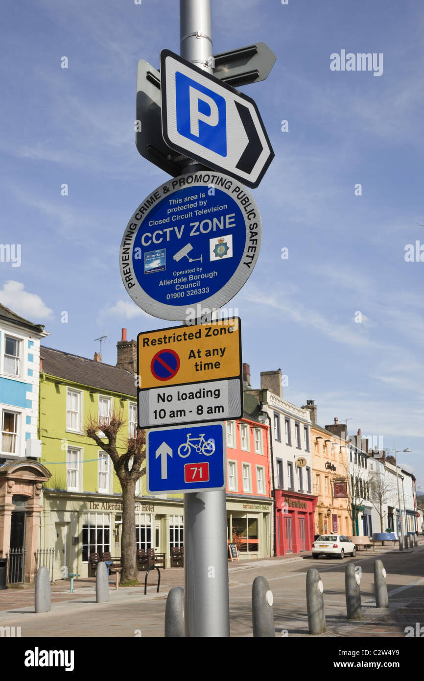 Cockermouth Cumbria Inghilterra England Regno Unito. Indicazioni per il parcheggio limitato, parcheggio auto, zona di TVCC e ciclo Sustrans route 71 nel centro della città Foto Stock