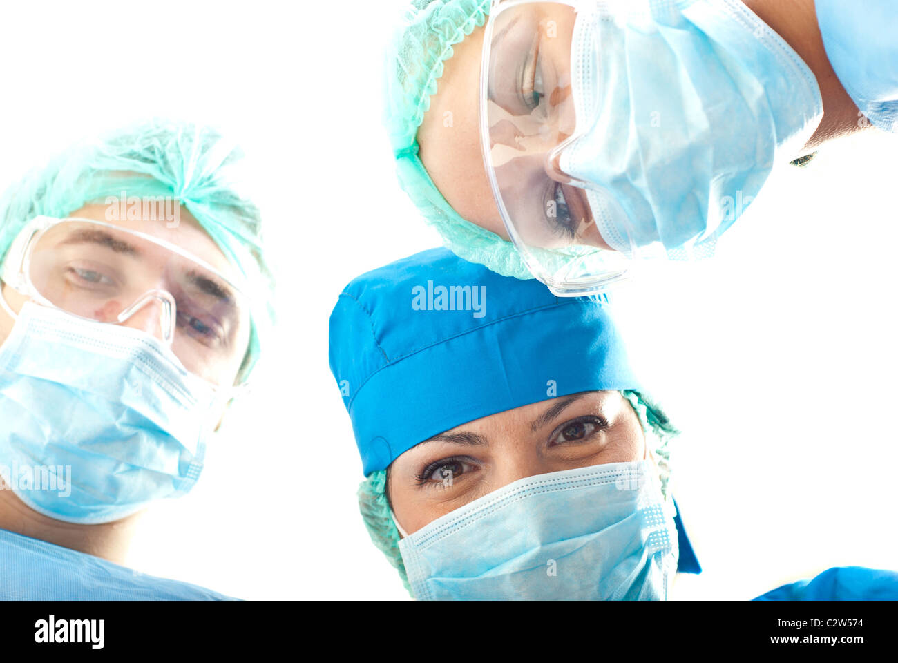 Vista inferiore di tre testine su chirurghi in funzionamento Foto Stock