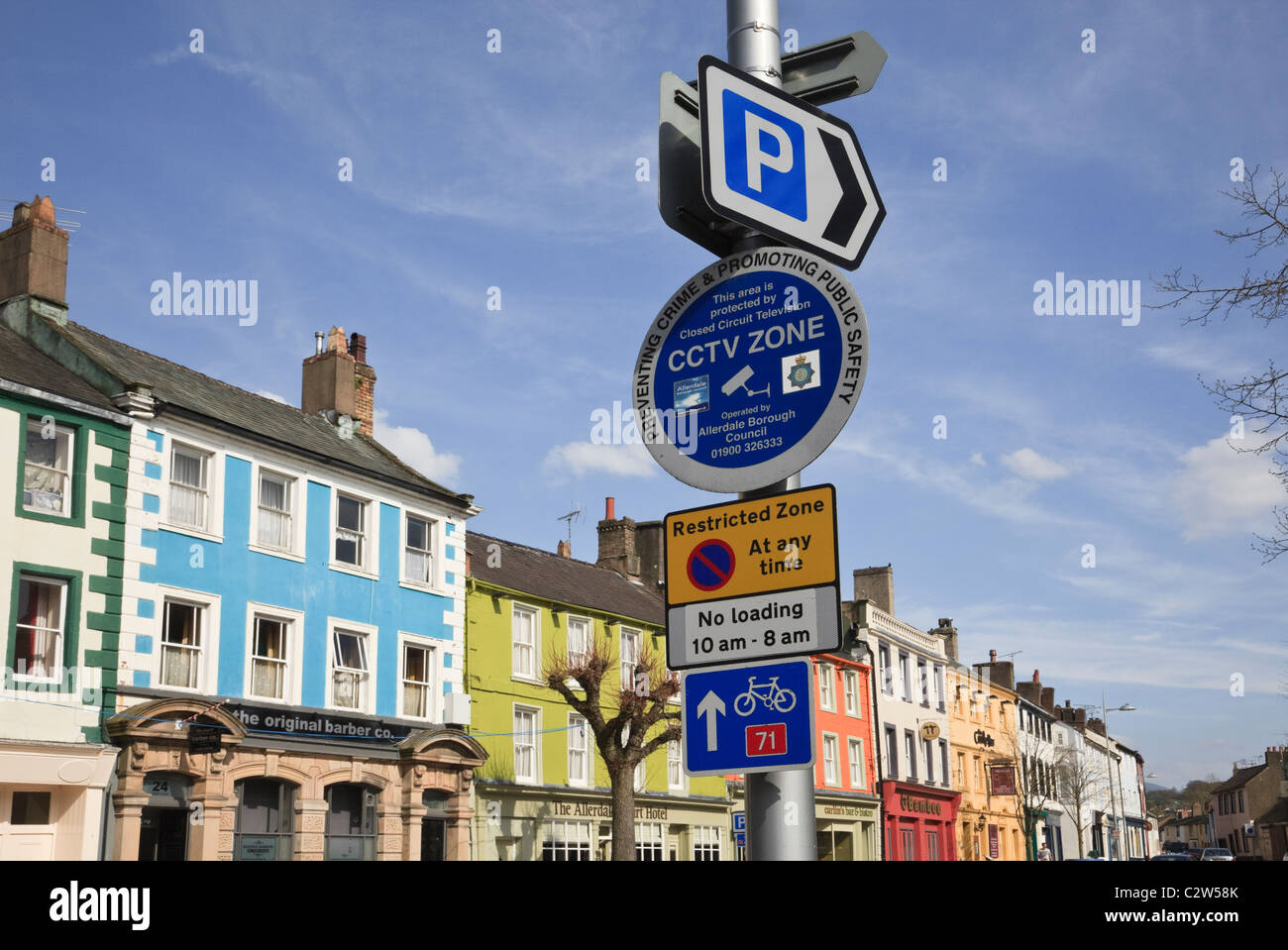 Indicazioni per parcheggio limitato, parcheggio, zona CCTV e percorso ciclabile Sustrans 71 nel centro città. Cockermouth Cumbria Inghilterra Regno Unito Foto Stock