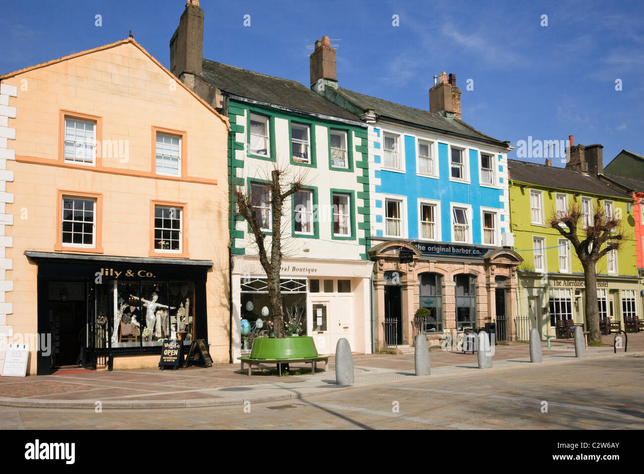 Colorati edifici in stile georgiano con negozi sulla strada pedonale nel centro della città. Market Place, Cleveland, Inghilterra, Regno Unito, Gran Bretagna Foto Stock