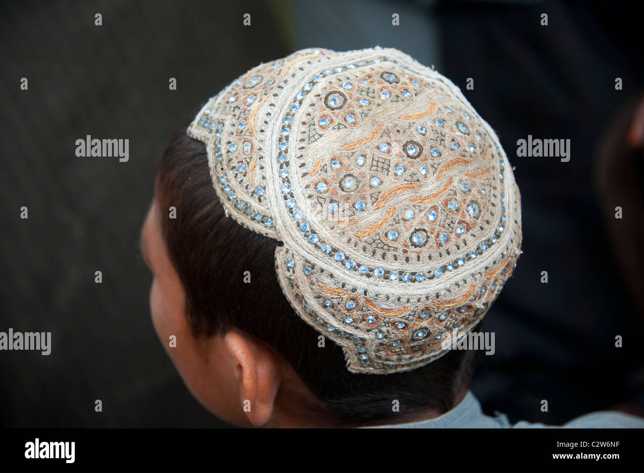 Gli uomini indossano tradizionale cappuccio ricamato in Helmand in Afghanistan Foto Stock