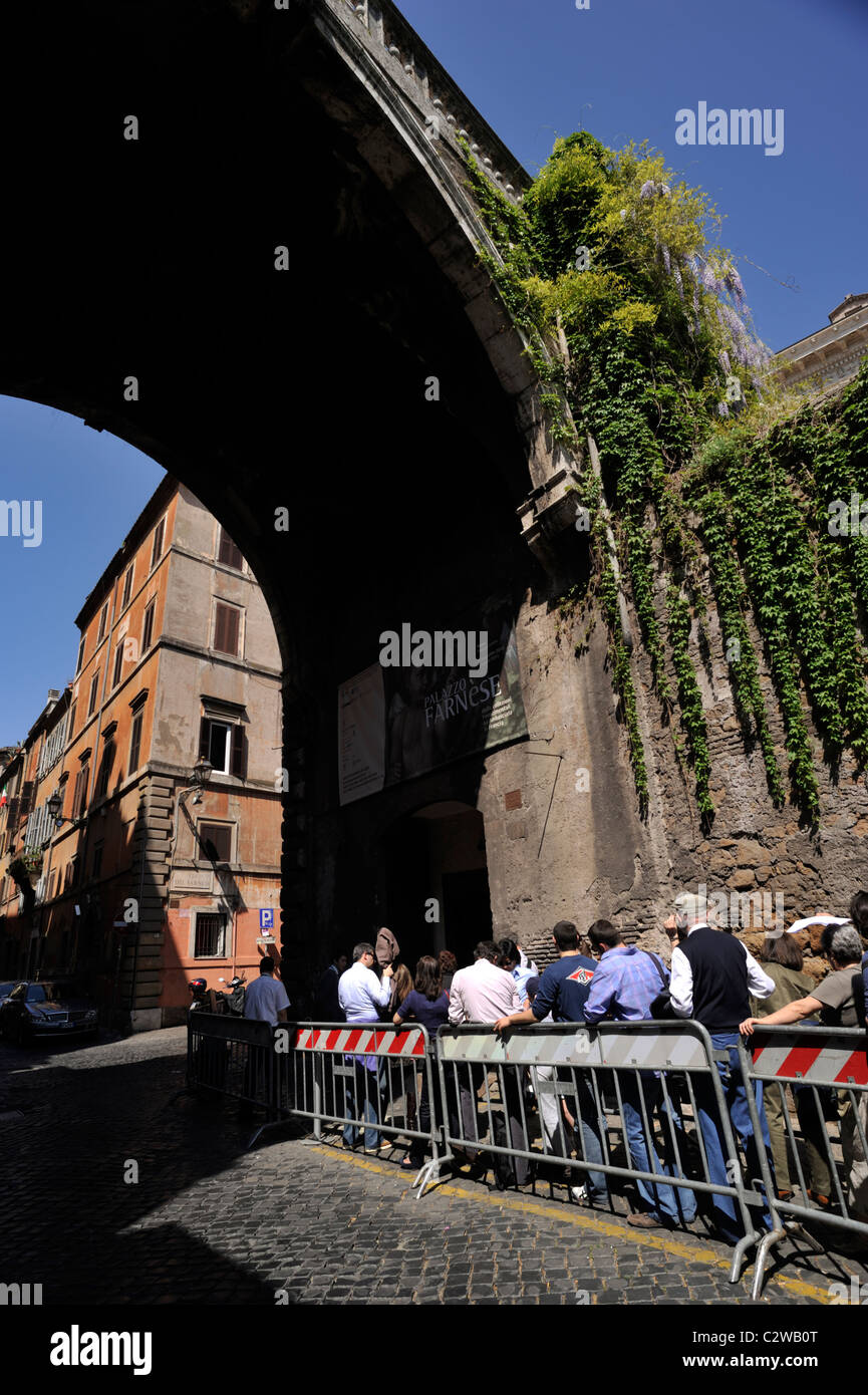 Italia, Roma, via Giulia, coda all'ingresso del museo di Palazzo Farnese Foto Stock