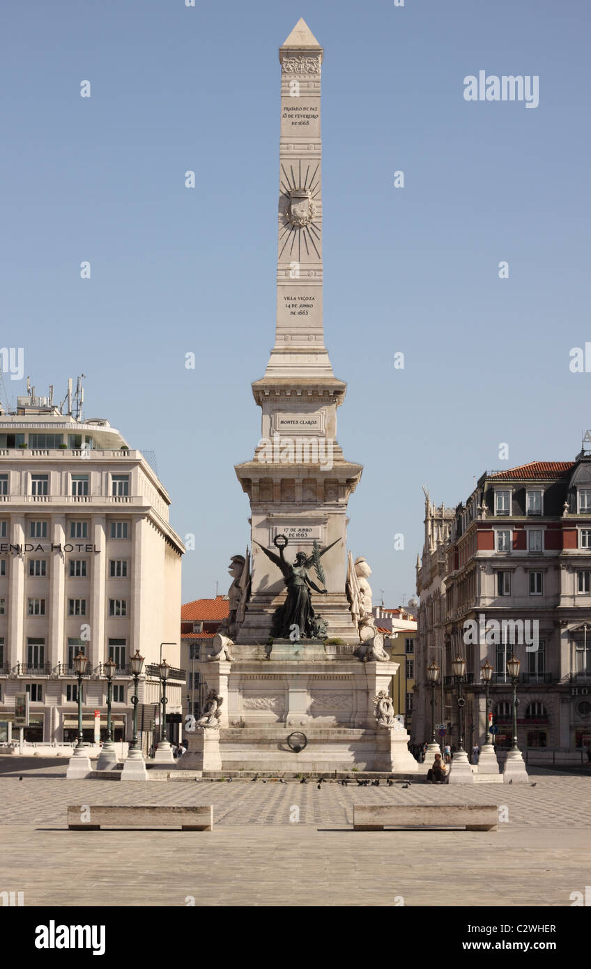 Lisbona portogallo la Praça dos Restauradores piazza monumento obelisco commemora Portugals liberazione dalla Spagna nel 1640. Foto Stock