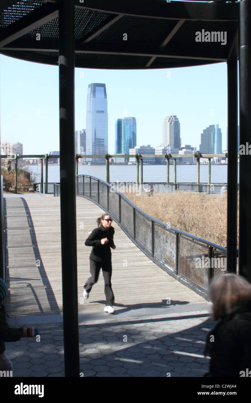 Donna jogging. Battery Park di New York City Foto Stock