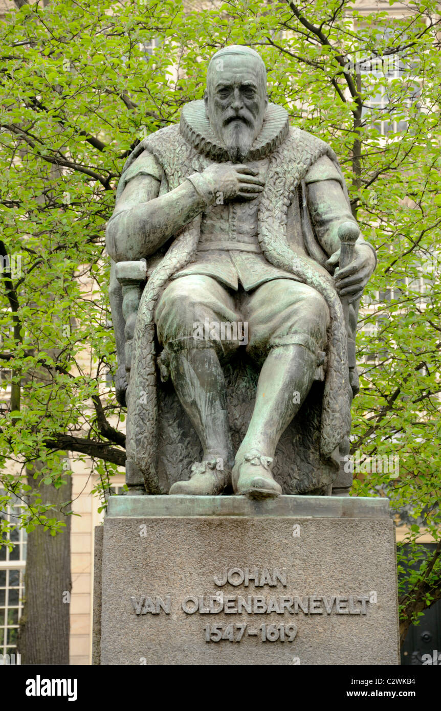 Den Haag / Hague ('s Gravenhaage). Statua di Johan van Oldenbarnevelt su Lange Vijverberg Foto Stock