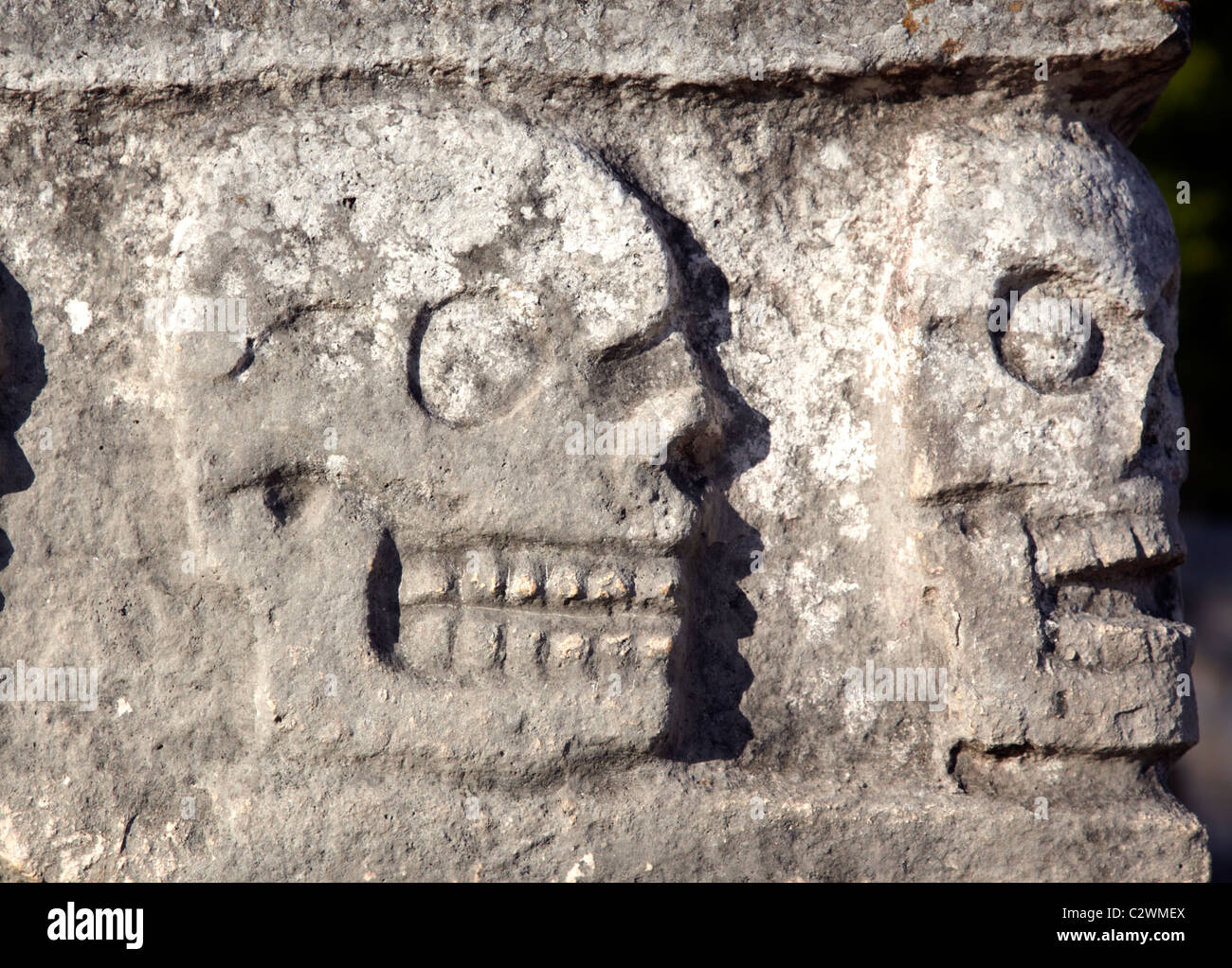 Pietra scolpita teschi a Chichen Itza rovine Maya Messico Foto Stock