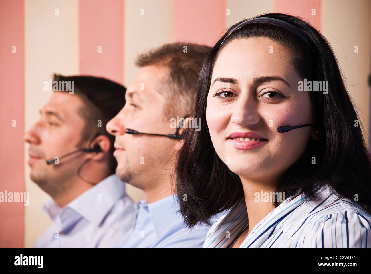 Team di assistenza clienti close up ,focus sulla donna che sorride per voi Foto Stock