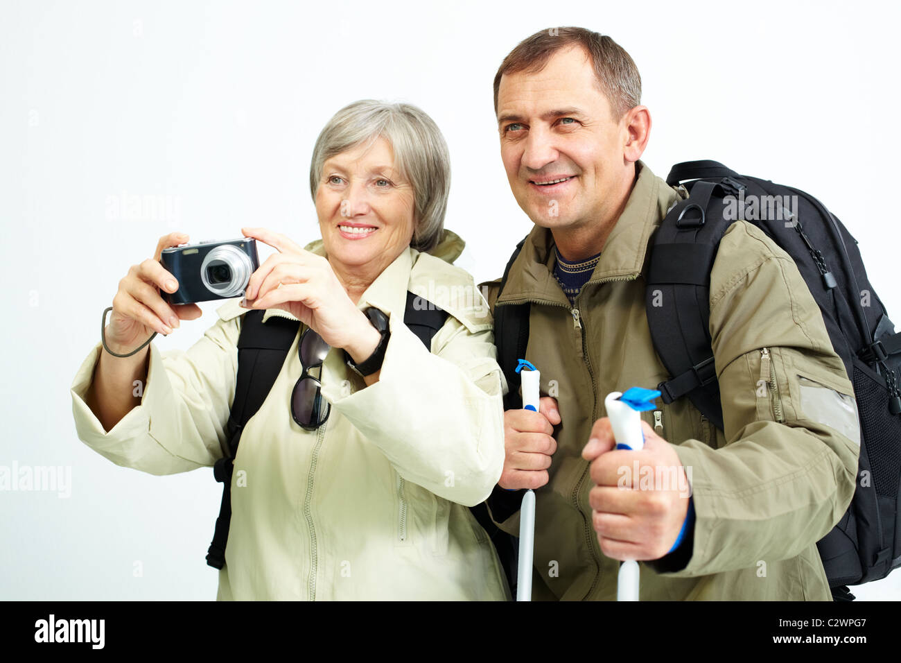 Ritratto di felice coppia senior andando a prendere le foto di qualcosa durante il viaggio Foto Stock