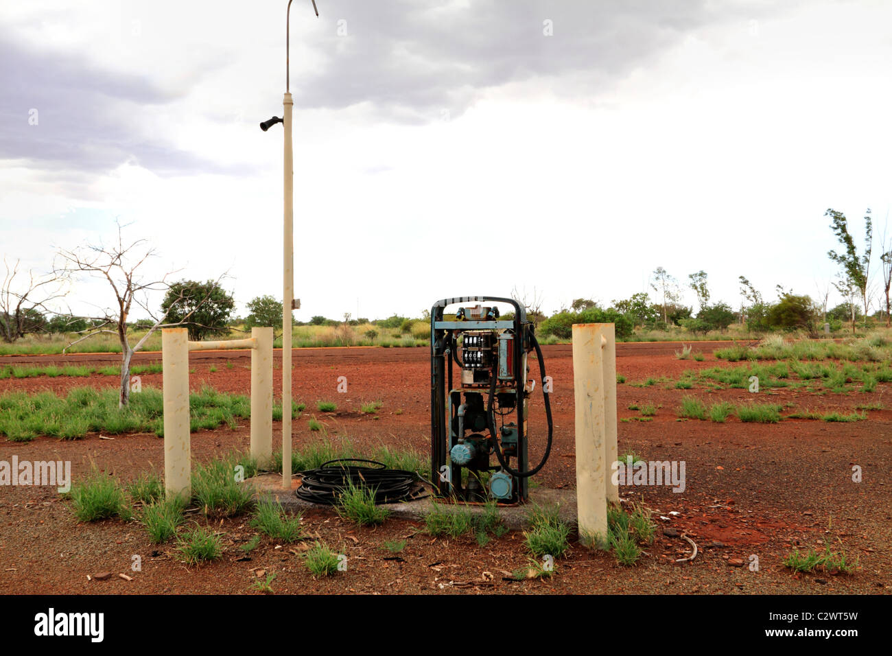 Resti di una vecchia pompa carburante in Wittenoom, Pilbara, Northwest Australia Foto Stock