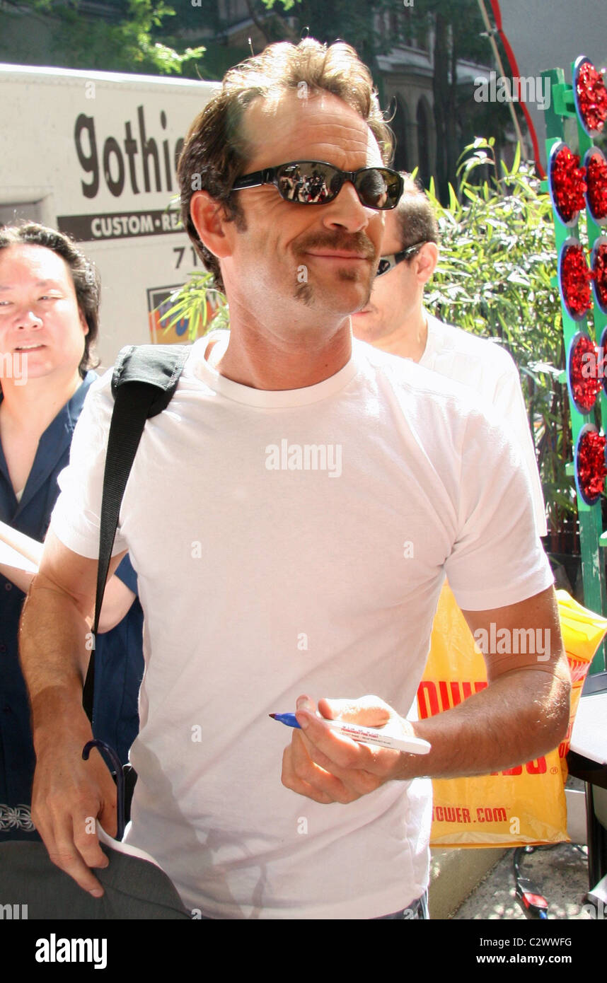 Luke Perry al di fuori di ABC Studios dopo che compaiono su 'Live con Regis e Kelly " New York City, Stati Uniti d'America - 03.07.08 Foto Stock