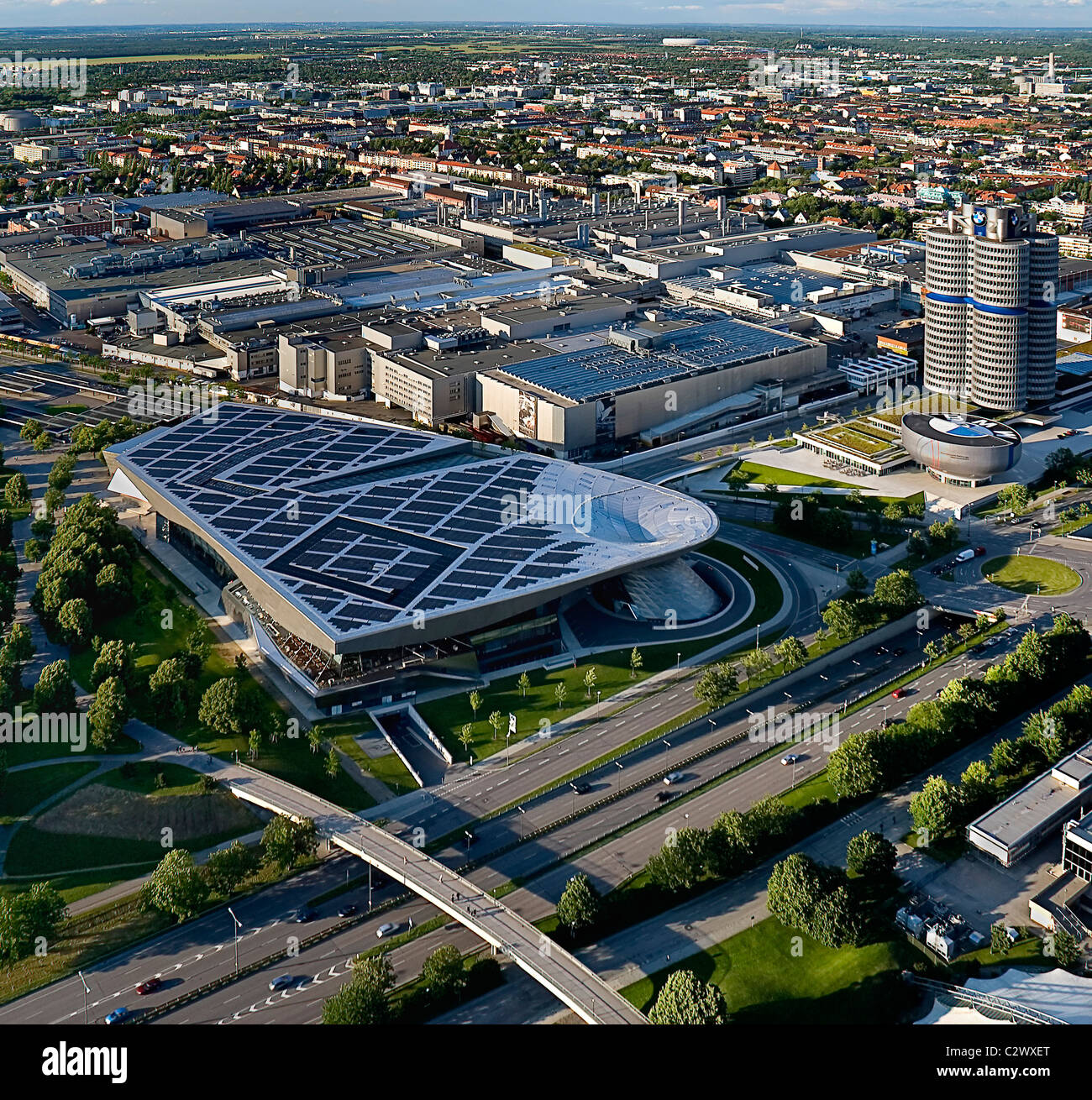 In Germania, in Baviera, Monaco di Baviera, sede della BMW, vista dalla torre olimpica. Foto Stock