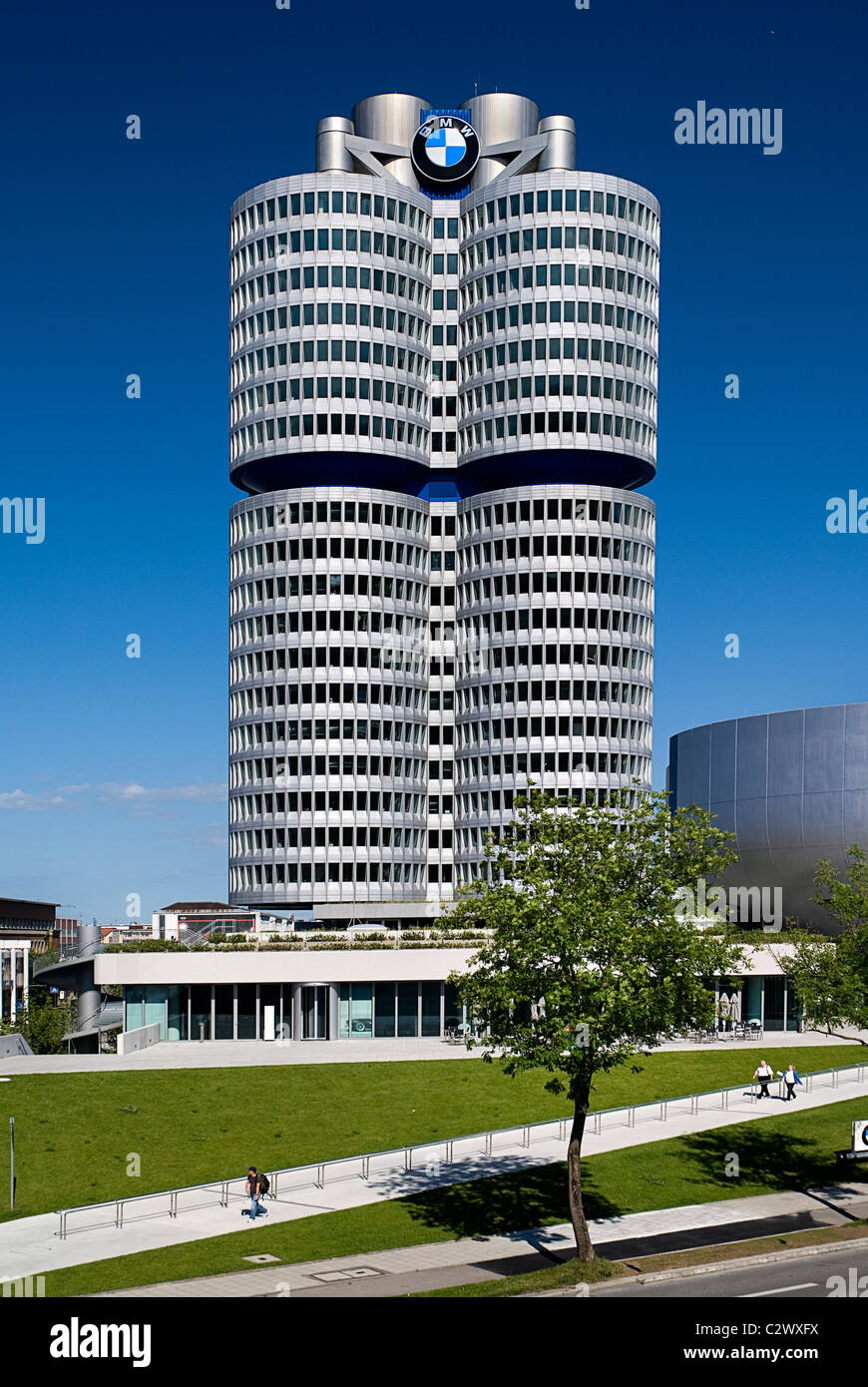 In Germania, in Baviera, Monaco di Baviera, sede della BMW, la BMW Tower è  101 metri di altezza ed imita la forma di pneumatici Foto stock - Alamy