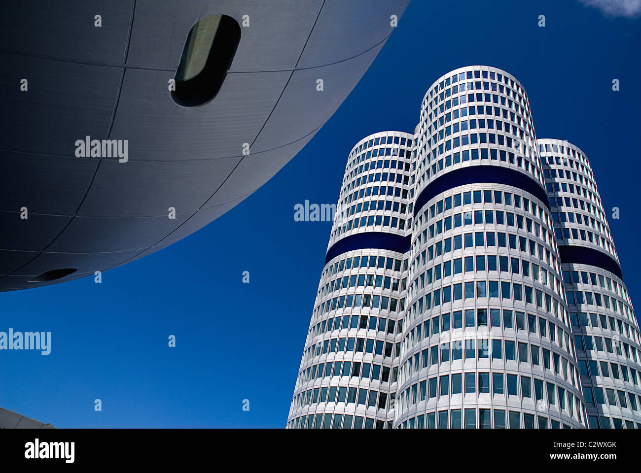 In Germania, in Baviera, Monaco di Baviera, sede della BMW, la BMW Tower è 101 metri di altezza ed imita la forma di pneumatici. Foto Stock