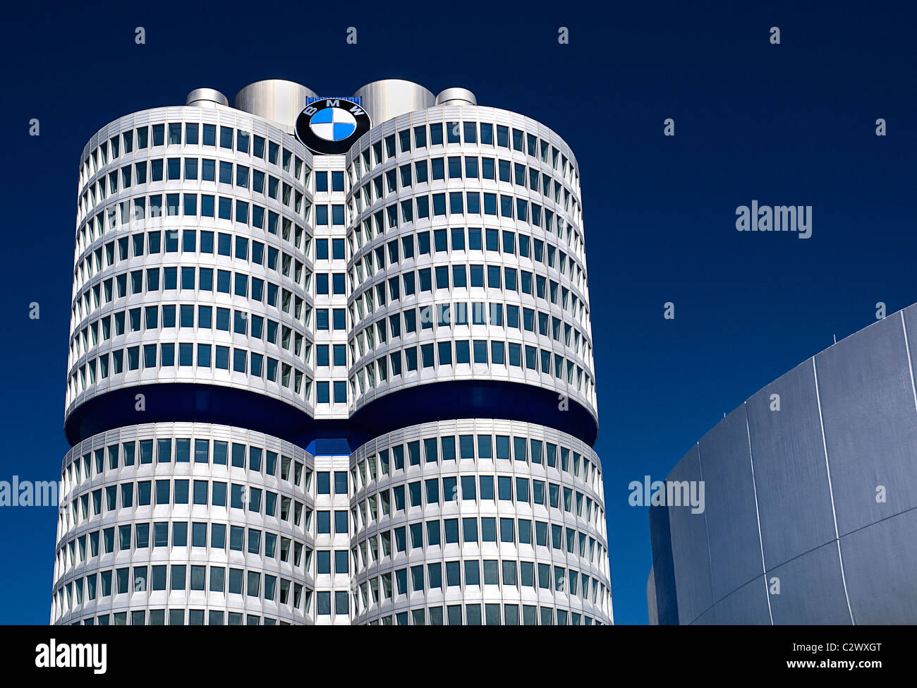 In Germania, in Baviera, Monaco di Baviera, sede della BMW, la BMW Tower è 101 metri di altezza ed imita la forma di pneumatici. Foto Stock