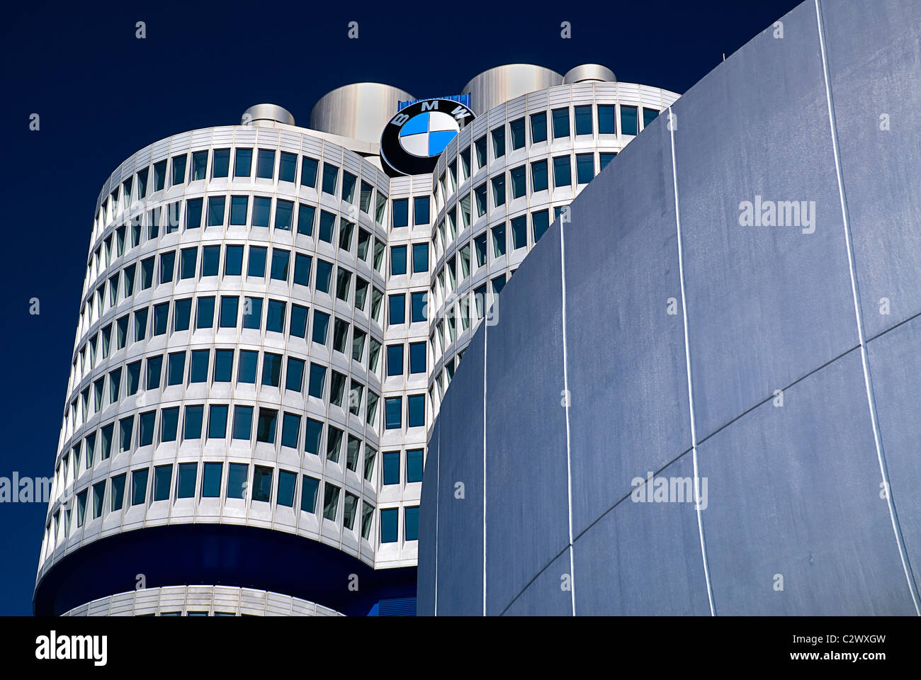 In Germania, in Baviera, Monaco di Baviera, sede della BMW, la BMW Tower è 101 metri di altezza ed imita la forma di pneumatici. Foto Stock