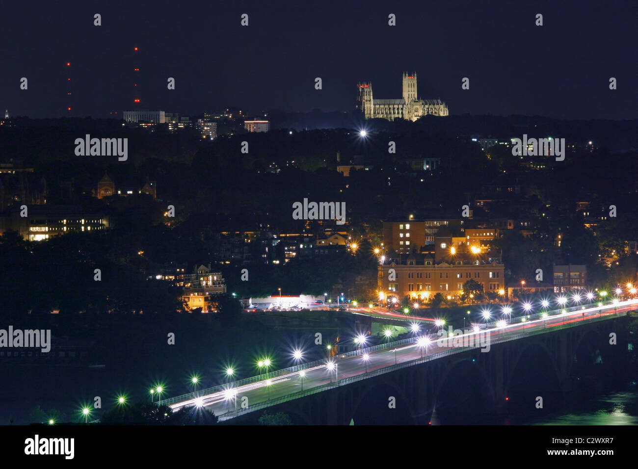 Georgetown, Francis Scott Key Bridge e la Cattedrale Nazionale di Washington di notte, Washington D.C. Foto Stock