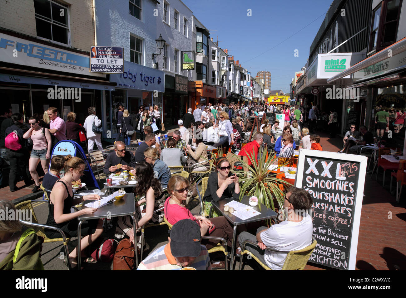 Al fresco e mangiare in Gardner Street a Nord Laines, Brighton. Foto Stock