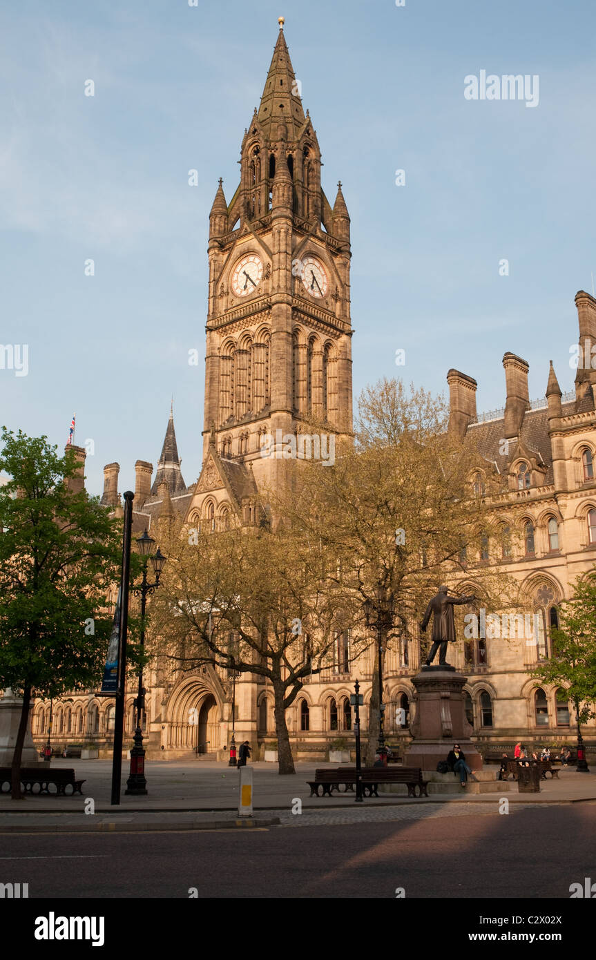 Manchester Town Hall,Albert Square. Dall'architetto Alfred Waterhouse nel 1877.grado che ho elencato la costruzione. Foto Stock