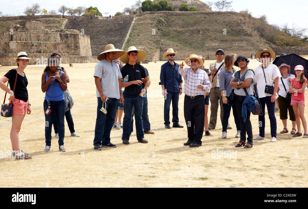 I turisti al Monte Alban rovine dello Stato di Oaxaca Messico Foto Stock