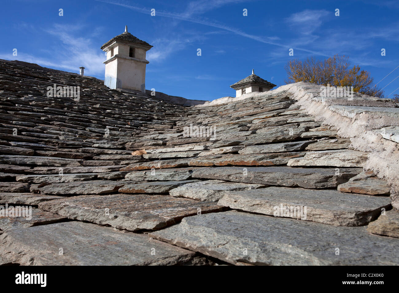 Grecia Macedonia Pilio tetto in pietra piastrelle e camini. Foto Stock